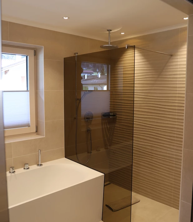 Stilvoll gestalteter Badezimmerbereich mit warmen Materialien und moderner Beleuchtung im Doppelzimmer Lifestyle Komfort.