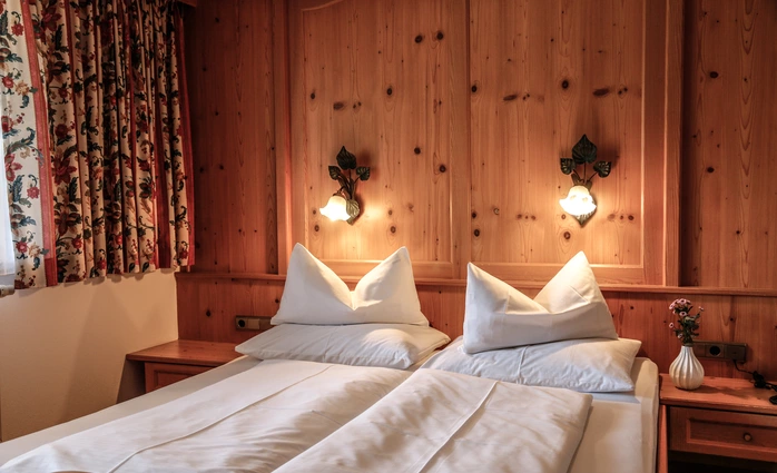 Liebevoll vorbereitetes Doppelbett mit weißen Kissen im EZ / DZ Landhaus des Metzgerwirts.