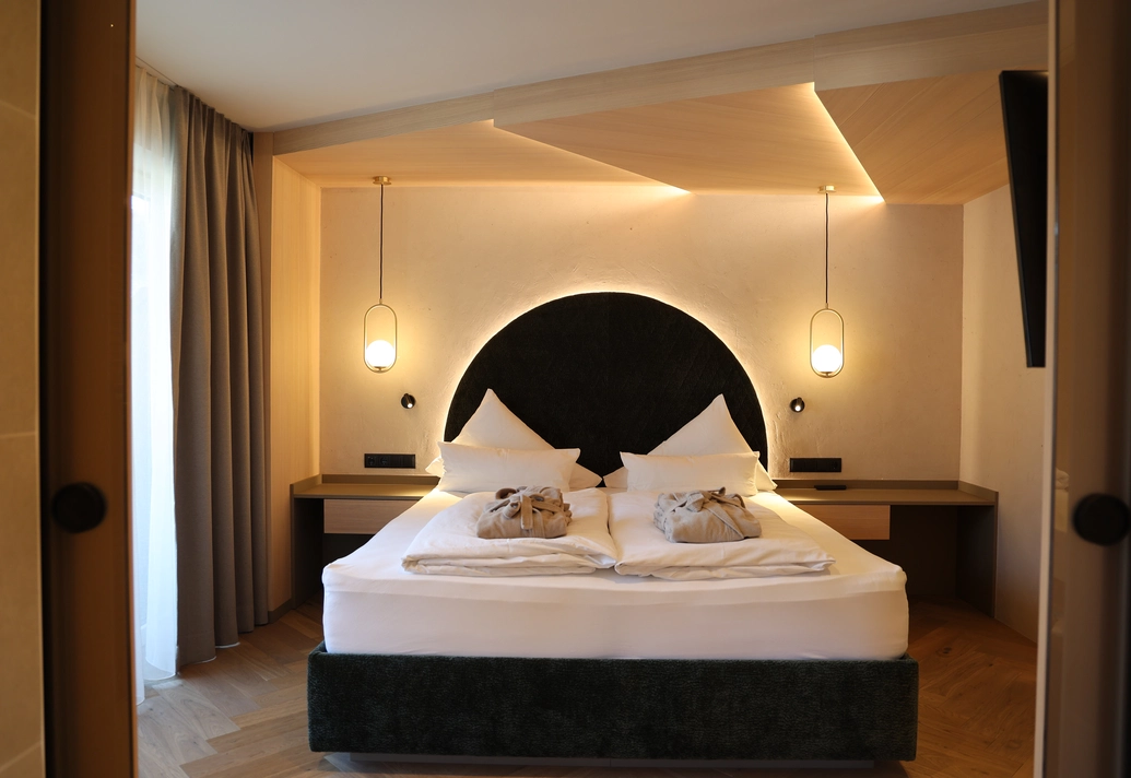 Blick auf das gemütliche Doppelbett im Doppelzimmer Lifestyle Komfort.