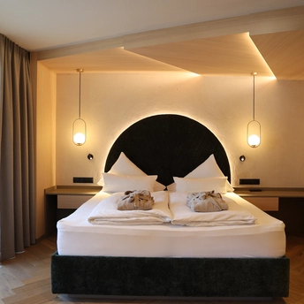 Blick auf das gemütliche Doppelbett im Doppelzimmer Lifestyle Komfort.
