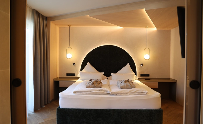 Blick auf das gemütliche Doppelbett im Doppelzimmer Lifestyle Komfort.