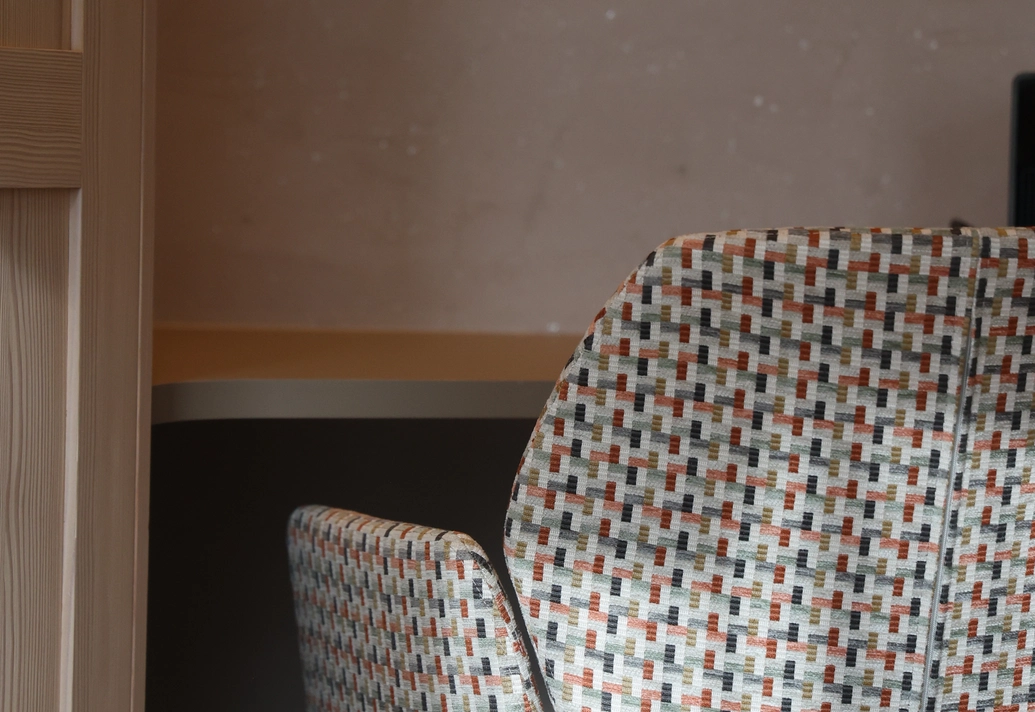Detailaufnahme eines gemusterten Sessels im Doppelzimmer Lifestyle Classic des Metzgerwirts in Laimach.