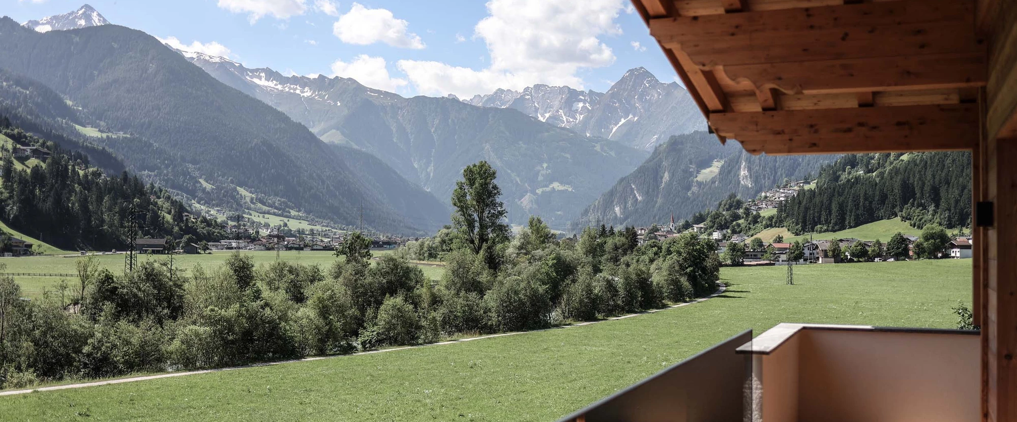 Blick vom überdachten Balkon einer Suite auf die Zillertaler Alpen.